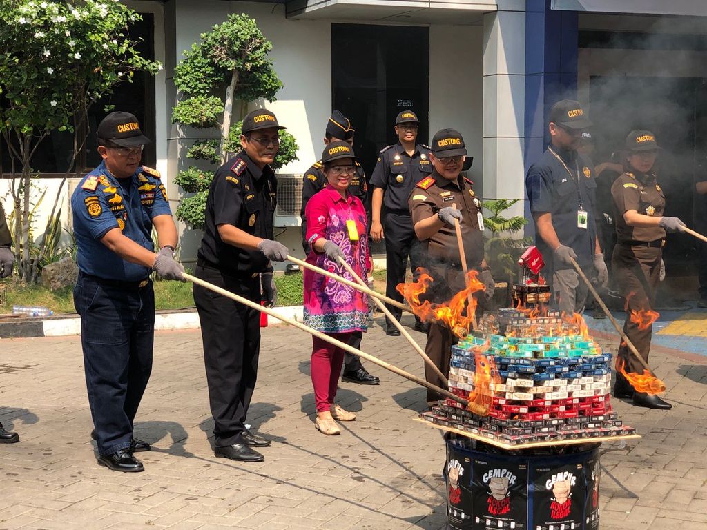 Tumpukan ribuan bungkus rokok ilegal di Kantor Bea Cukai Gresik