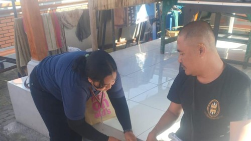 Dinas Pertanian Kota Denpasar ketika tengah melakukan vaksinasi anti rabies di wilayah Kelurahan Peguyangan, Denpasar, Bali, Selasa (27/6/2023).