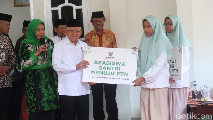 Wapres Maruf Amin memberikan beasiswa santri menuju PTN di Ponpes Hajar Aswad, Pedukuhan Batusari, Kalurahan Kampung, Kapanewon Ngawen, Kabupaten Gunungkidul, Selasa (27/6/2023).