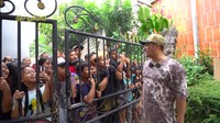 eberapa artis tanah air pun ikut penasaran dengan mendatangi rumah Irfan Hakim demi melihat Wariso. Mulai dari Raffi Ahmad, Atta Halilintar, dan Aurel Hermansyah.  Foto: YouTube deHakims Channel