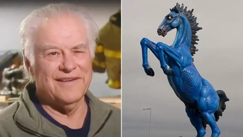 Menurut berita kematiannya di The New York Times , pematung Luis Jiménez terluka parah saat mengerjakan patung rumit yang dipesan oleh Bandara Internasional Denver. Kuda berwarna biru cerah selesai dibuat setelah kematian penciptanya, dan masih berdiri di luar bandara Colorado. Foto: via People