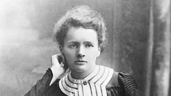 Berkat penelitian dan penemuan elemen radioaktifnya yang luar biasa, Marie Curie memenangkan Hadiah Nobel dalam bidang fisika dan kimia. Dia adalah wanita pertama yang memenangkan penghargaan, orang pertama yang menang dua kali dan tetap menjadi satu-satunya orang yang memenangkan hadiah untuk bekerja di dua bidang yang berbeda. Kesuksesan besar Curie dalam bidang radioaktivitas (sebuah istilah yang diciptakannya) juga membuka jalan bagi kematiannya. Dia mengidap anemia aplastik dan meninggal pada usia 66 tahun 1934. Kondisi fatalnya diyakini sebagai akibat dari paparan radiasi pengion yang berkepanjangan, yang bahayanya belum dipahami pada saat itu. Foto: via People