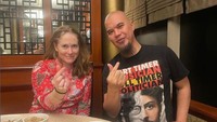 Selain pejabat dari dalam negeri, Ahmad Dhani juga menyambut tamu spesial dari luar negeri. Konjen Australia diajak makan malam bersama dirinya dengan santai. Foto: Instagram/ahmaddhaniofficial