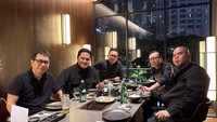 Bersama Ari Lasso, Ahmad Dhani pernah makan malam elegan bersama Erick Thohir. Seluruh tamu yang datang saat itu mengenakan kemeja hitam untuk menyantap makanan enak. Foto: Instagram/ahmaddhaniofficial
