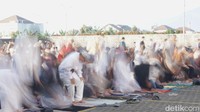 Pantauan detikJabar, warga memadati kawasan tersebut sejak pagi hari. Kemudian Amien Rais datang ke lokasi tersebut pada pukul 07.00 WIB.