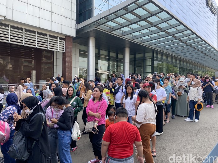Antrean mengular di pintu masuk PRJ pada Libur Idul Adha 28 Juni 2023 (Devi/detikcom).