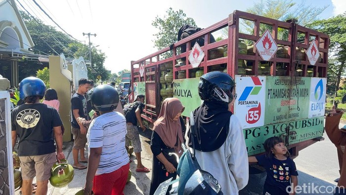 Antrian untuk mendapatkan elpiji 3 kg di Pinrang.