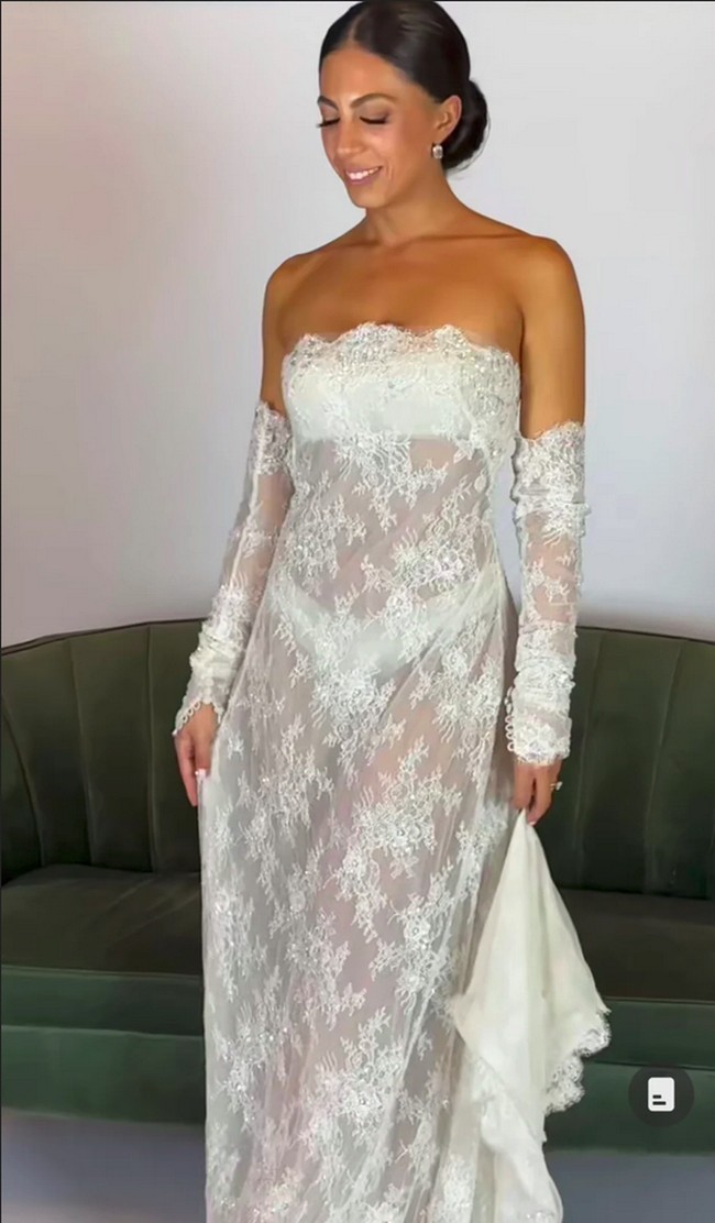 Seorang TikToker jadi viral di TikTok karena pilihan busana pengantinnya. Wanita bernama Ashley Raso tersebut terlihat mengenakan gaun putih bermaterial renda seperti banyak mempelai. Tapi saat diperhatikan baju itu tampak tembus pandang. Foto: TikTok/Instagram Ashley Raso