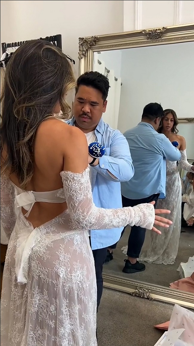 Dalam video, Asley terlihat memakai strapless dress yang mengekspos pakaian dalamnya. Gaun panjang itu juga hadir dengan sarung tangan bermaterial serupa. Foto: TikTok/Instagram Ashley Raso