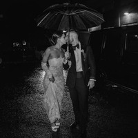 Sudut pandang: Kamu memakai gaun pengantin transparan untuk mengajarkan anak perempuanmu untuk jadi pemberani, tulisnya di video. Foto: TikTok/Instagram Ashley Raso