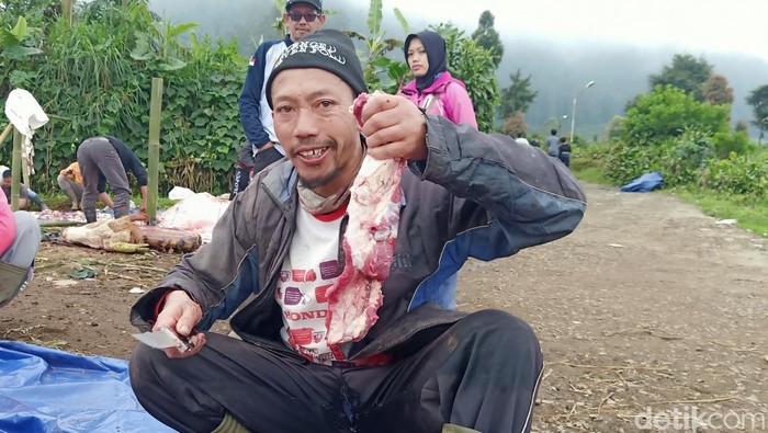 Asrori buruh tani di Kampung Krajan semringah akhirnya bisa ikut kurban tahun ini. Foto diunggah Rabu (28/6/2023).