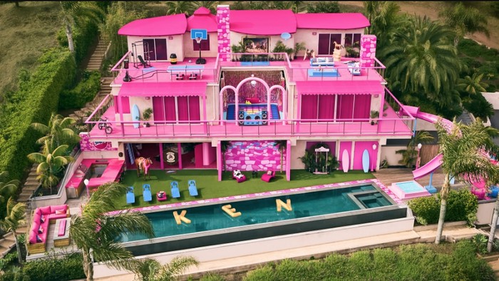Rumah Ken (Ryan Gosling) di film Barbie (2023).