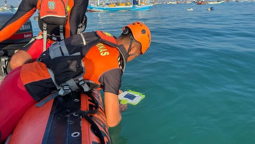 Basarnas Bali mencari warga yang hilang terseret arus di Kedonganan, Badung, Rabu (28/6/2023).