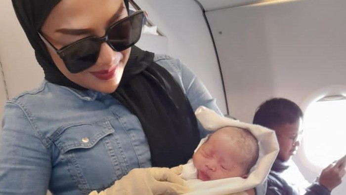Bayi lahir di pesawat jakarta-surabaya