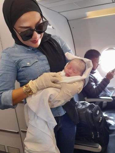Bayi lahir di pesawat jakarta-surabaya