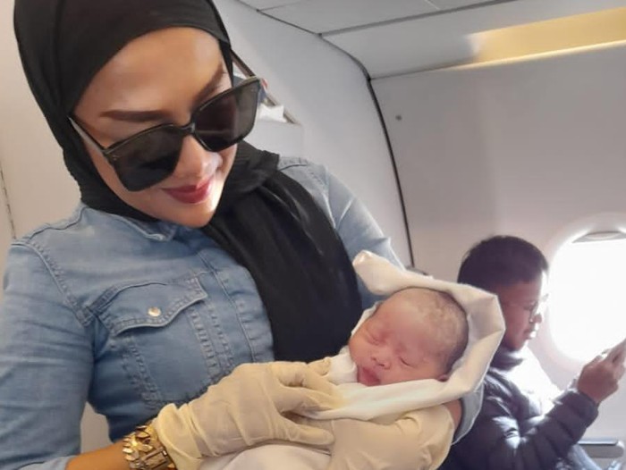 Bayi lahir di pesawat jakarta-surabaya