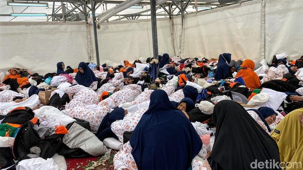 Berdesakan di tenda Mina