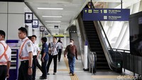 Fasilitas eskalator juga sudah siap di Stasiun LRT Dukuh Atas.  