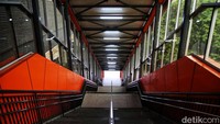 Tangga untuk masuk maupun keluar Stasiun LRT Dukuh Atas.  