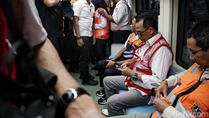 Beroperasi Sebentar Lagi, Yuk Tengok Fasilitas LRT Jabodebek LRT Jabodebek sebentar lagi akan beroperasi. Yuk lihat fasilitas kereta hingga stasiun LRT Jabodebek.