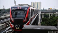 LRT Jabodebek sedang diujicoba dari Stasiun LRT Dukuh Atas menuju Depo LRT Jabodebek, Rabu (28/6/2023).  