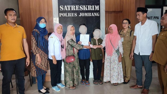 Bocah SD korban penganiayaan dan pelaku didampingi keluarganya usai mediasi restorative justice di Polres Jombang.