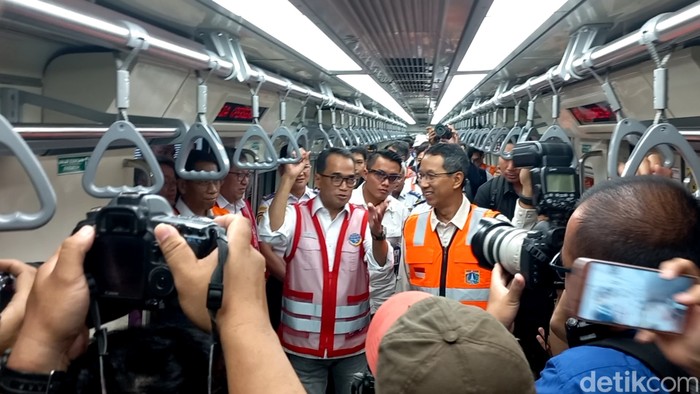 Budi Karya dan Heru Budi jajal LRT Jabodebek, Rabu, 28 Juni 2023. (Anggi/detikcom).