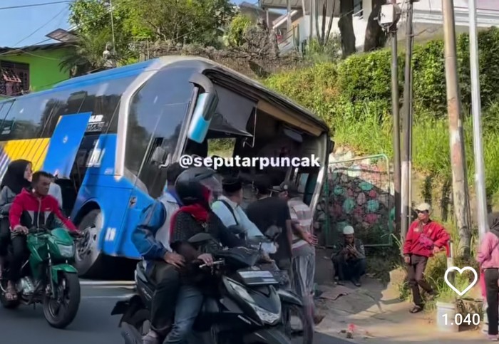 Bus terperosok ke parit di Puncak, Bogor (dok istimewa)