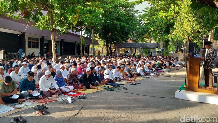 Ribuan umat Islam salat idul Adha di halaman GOR Gelarsena Klaten.