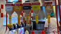 Antrean Fan Fries kerap kali mengular sehingga kamu perlu sabar menunggu sebelum mendapatkannya. 