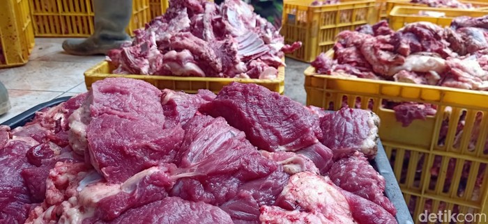 Penampakan daging hewan kurban menumpuk dan proses penyembelihan distribusi di Dusun Krajan Desa Batur, Banjarnegara.