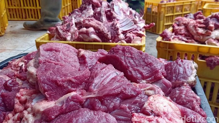 Penampakan daging hewan kurban menumpuk dan proses penyembelihan distribusi di Dusun Krajan Desa Batur, Banjarnegara.