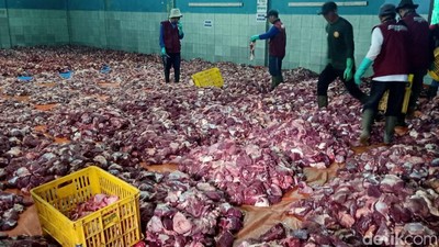 Potret Aula Kampung Krajan Banjarnegara Bak Lautan Daging Kurban