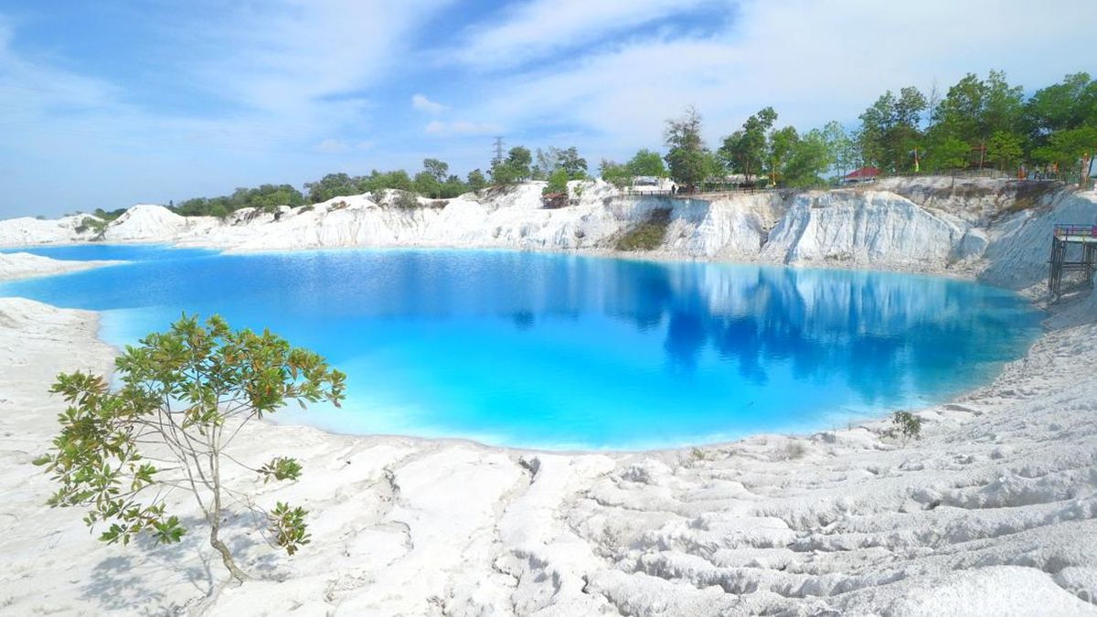 Danau Kaolin di Belitung dengan air biru cerah yang memukau dan tepian putih dari mineral kaolin, menciptakan pemandangan alam yang menakjubkan