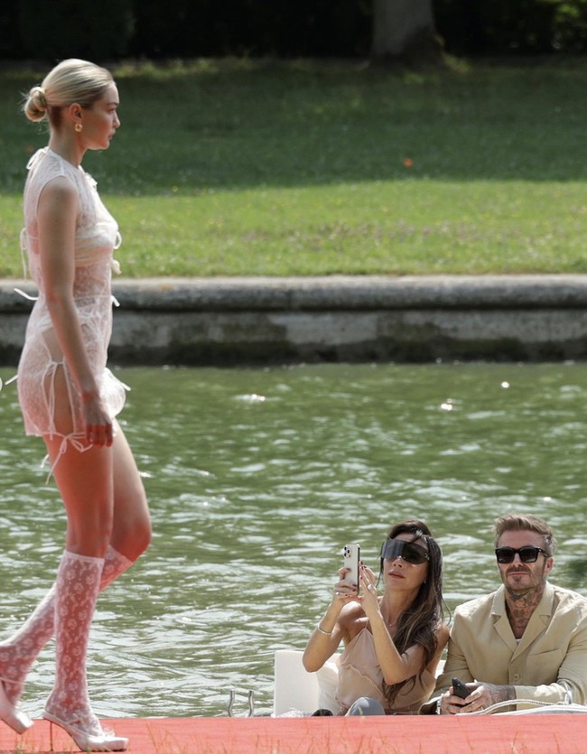 Fashion show tersebut bertaburan model terkenal di catwalk. Victoria sempat mengabadikan momen Gigi Hadid berjalan di landasan peraga yang panjangnya mencapai hampir 400 meter itu. (Foto: Instagram/@victoriabeckham)
