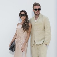 David Beckham memilih look yang lebih kasual tapi tetap stylish. Mantan pesepakbola itu tampil rileks dengan setelan linen yang dipadu sendal dan kacamata hitam. (Foto: Instagram/@victoriabeckham)