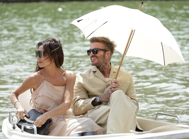 Fashion show Jacquemus berlangsung di Istana Versailles, yang tak jauh dari Paris, Prancis, Selasa (27/6/2023). Bukan di dalam, melainkan di tepian danaunya. Para tamu yang hadir, termasuk David dan Victoria Beckham, menyaksikannya langsung dari sebuah perahu. (Foto: Instagram/@victoriabeckham)