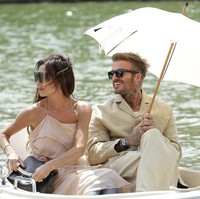 Fashion show Jacquemus berlangsung di Istana Versailles, yang tak jauh dari Paris, Prancis, Selasa (27/6/2023). Bukan di dalam, melainkan di tepian danaunya. Para tamu yang hadir, termasuk David dan Victoria Beckham, menyaksikannya langsung dari sebuah perahu. (Foto: Instagram/@victoriabeckham)