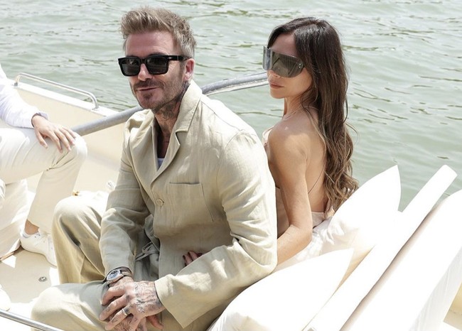 Congratulations Simon @Jacquemus on a beautiful collection and thank you for including us in your special day 🇫🇷 xx @davidbeckham, tulis Victoria memberikan ucapan selamat kepada desainer Jacquemus, Simon Porte. (Foto: Instagram/@victoriabeckham)