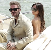 Congratulations Simon @Jacquemus on a beautiful collection and thank you for including us in your special day 🇫🇷 xx @davidbeckham, tulis Victoria memberikan ucapan selamat kepada desainer Jacquemus, Simon Porte. (Foto: Instagram/@victoriabeckham)