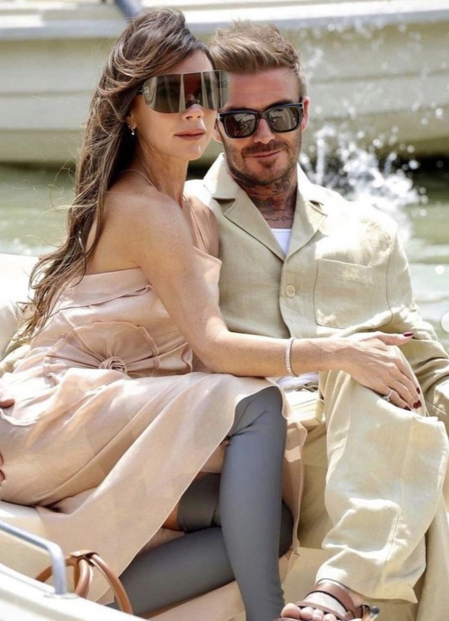 Punya waktu berduaan di perahu, sejoli ini memanfaatkan kesempatan tersebut untuk memamerkan kemesraan. (Foto: Instagram/@victoriabeckham)