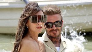 7 Momen Mesra David dan Victoria Beckham Nonton Fashion Show dari Perahu