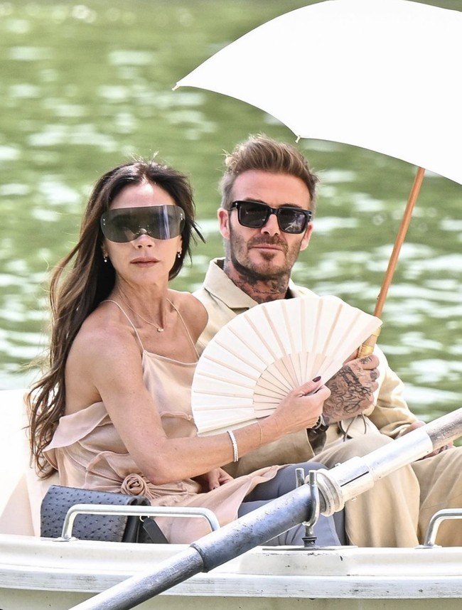 Cuaca yang panas bukan penghalang bagi pasangan ini untuk memberikan gaya maksimal. (Foto: Instagram/@victoriabeckham)