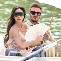 Cuaca yang panas bukan penghalang bagi pasangan ini untuk memberikan gaya maksimal. (Foto: Instagram/@victoriabeckham)