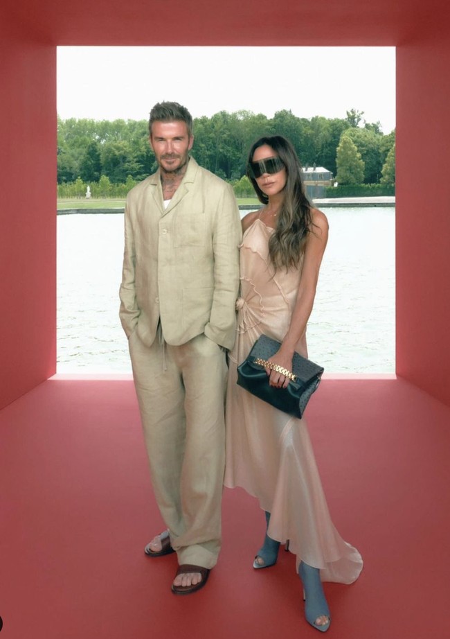 Victoria, yang juga seorang desainer, memberikan gaya maksimalnya dalam balutan slip-dress berwarna krem keluaran labelnya sendiri. Sebagai pelengkap, clutch beraksen rantai, kacamata hitam oversized, dan peep-toe heels stocking boots biru menjadi andalan. (Foto: Instagram/@victoriabeckham)
