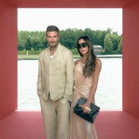 Victoria, yang juga seorang desainer, memberikan gaya maksimalnya dalam balutan slip-dress berwarna krem keluaran labelnya sendiri. Sebagai pelengkap, clutch beraksen rantai, kacamata hitam oversized, dan peep-toe heels stocking boots biru menjadi andalan. (Foto: Instagram/@victoriabeckham)