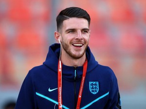 Arsenal Ajukan Tawaran Ketiga untuk Rice, Siap Pecahkan Rekor Grealish