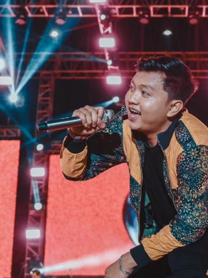Denny Caknan Denny Caknan memiliki nama asli Deny Setiawan. Ia merupakan penyanyi asal Ngawi, Jawa Timur.