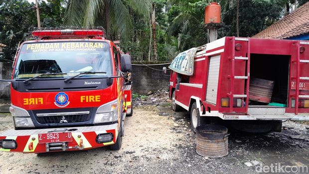 Dua Unit Mobil Kebakaran yang terpakir di Kantor Satpol PP Pangandaran