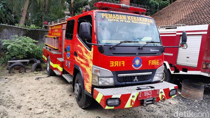 Dua Unit Mobil Kebakaran yang terpakir di Kantor Satpol PP Pangandaran